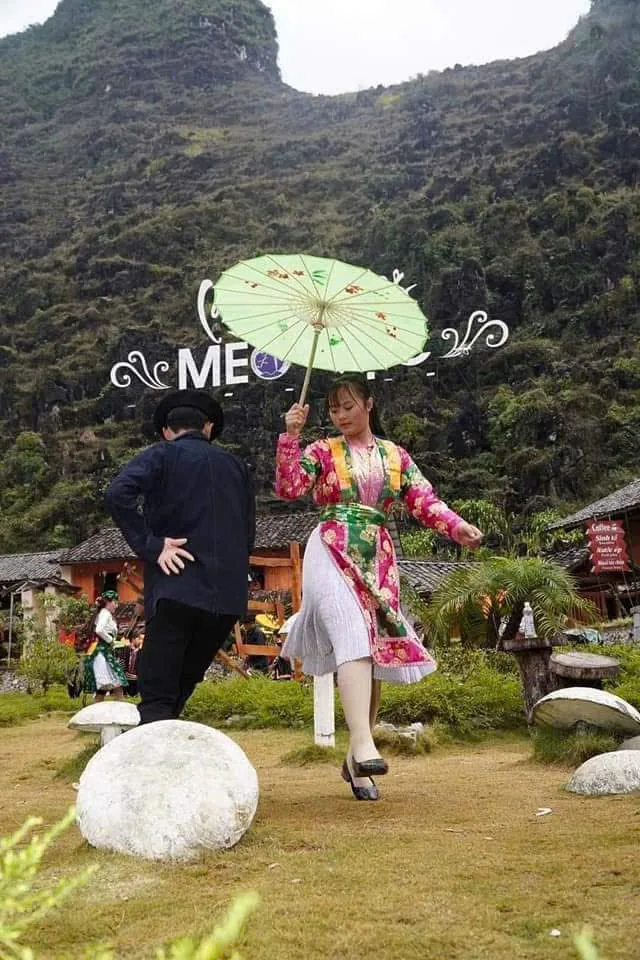 A H'mong woman with an umbrella at Meo Vac market