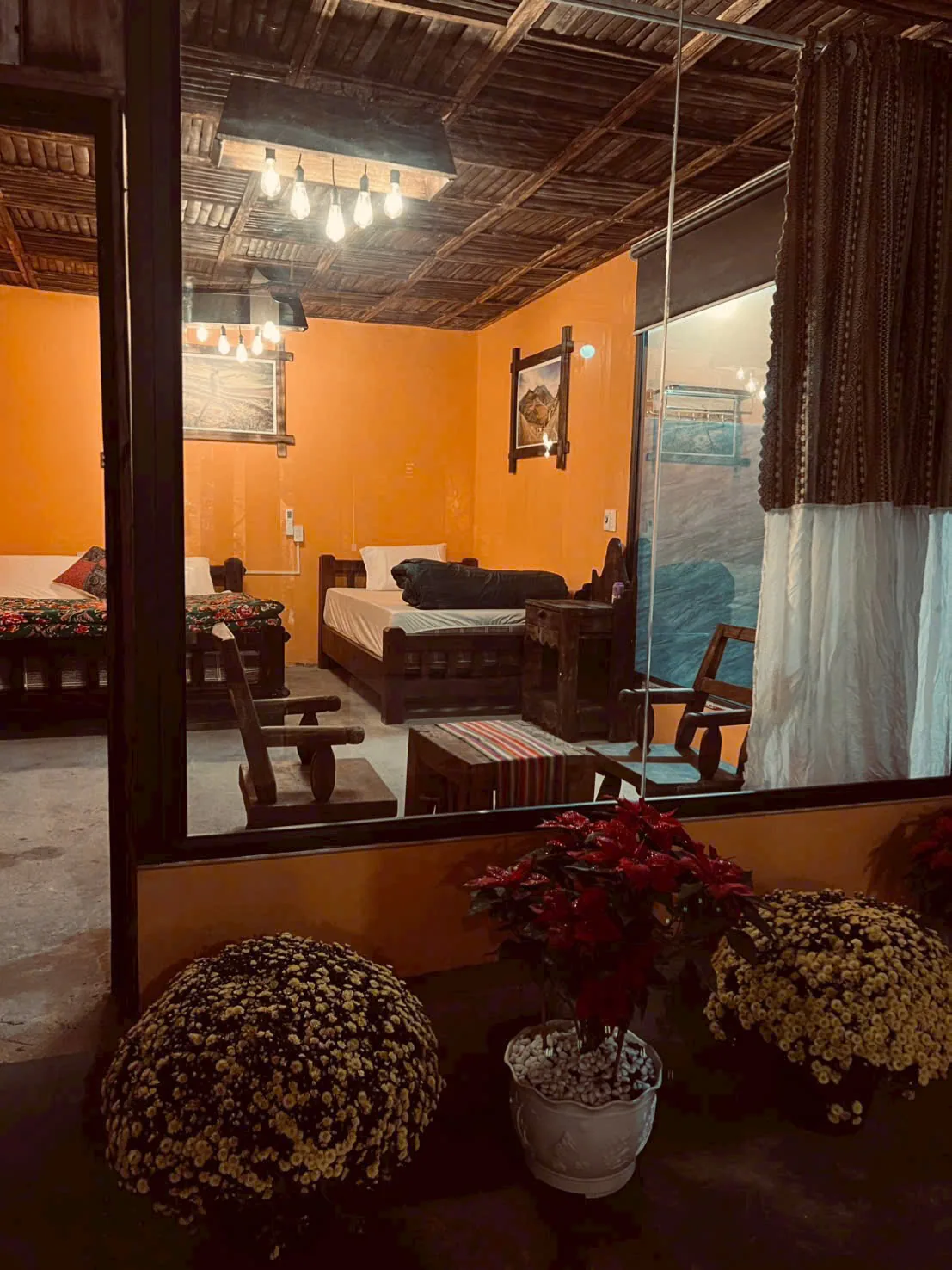 Family room with two beds and a small lounge